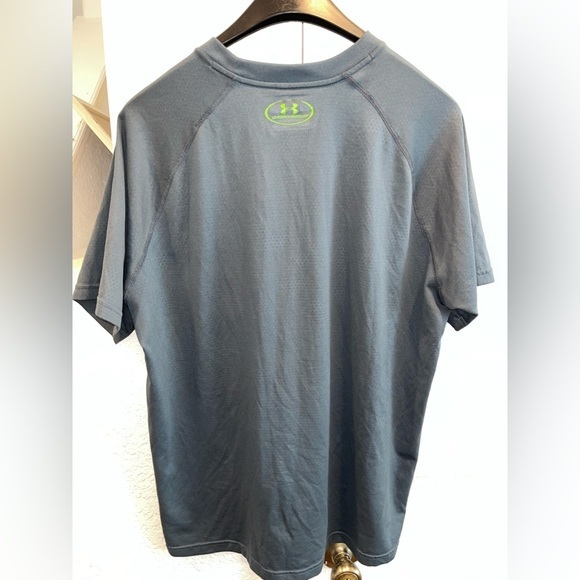 Under Armour Heat Gear Honey Comb Style Short Sleeve Active Shirt Size Large - Picture 3 of 4